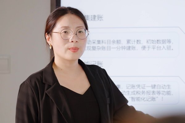 盈丰配资 “鲸”海三年记|鲸算盘科技市场部主管张发兴：三年如一日，用心待客户，企业与员工“双向奔赴”的辉煌路